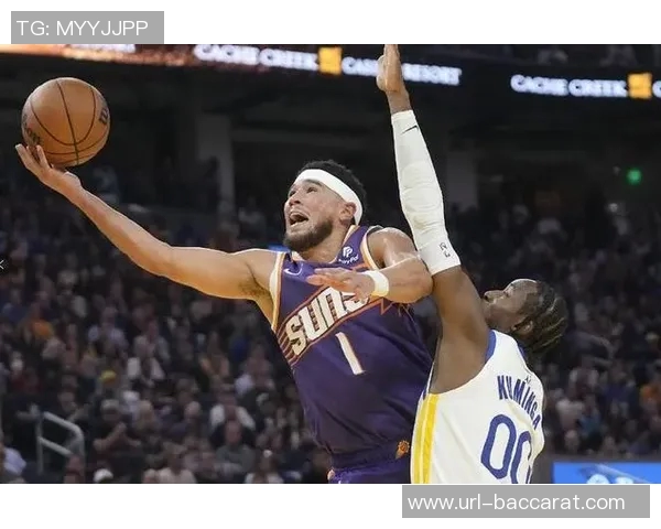 布克上半场表现平平难以支撑球队14投6中仅得17分三分球全失 布克上半场表现平平难以支撑球队14投6中仅得17分三分球全失