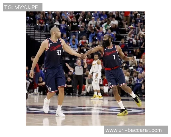 哈登失误未回头巴图姆踩线后失落卢指导直接选择离场