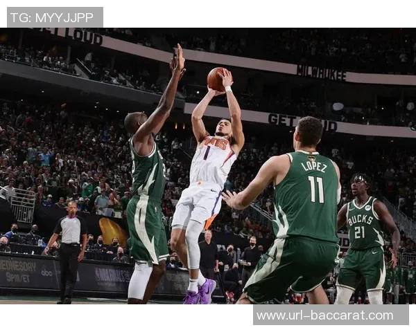 布克上半场表现挣扎12投5中仅得14分5篮板罚球命中率低迷